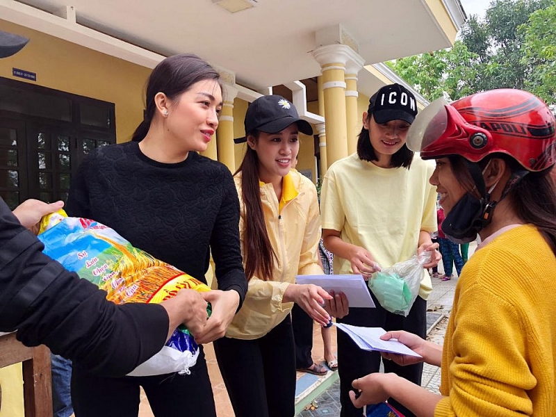 Những hình ảnh đẹp của Hoa hậu Khánh Vân tại vùng lũ