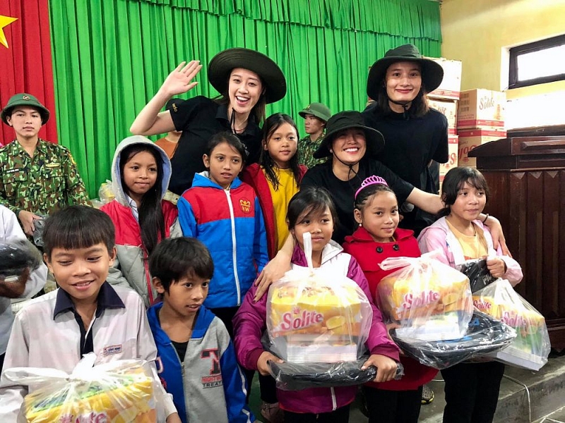 Những hình ảnh đẹp của Hoa hậu Khánh Vân tại vùng lũ