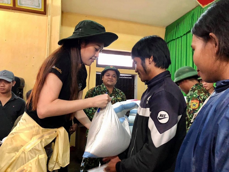 Những hình ảnh đẹp của Hoa hậu Khánh Vân tại vùng lũ