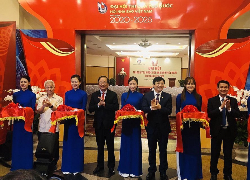 trung bay cac an pham bao chi tieu bieu va trien lam anh bao chi