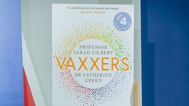 Vaxxers - cuốn sách kể về hành trình phi thường phát triển vaccine AstraZeneca