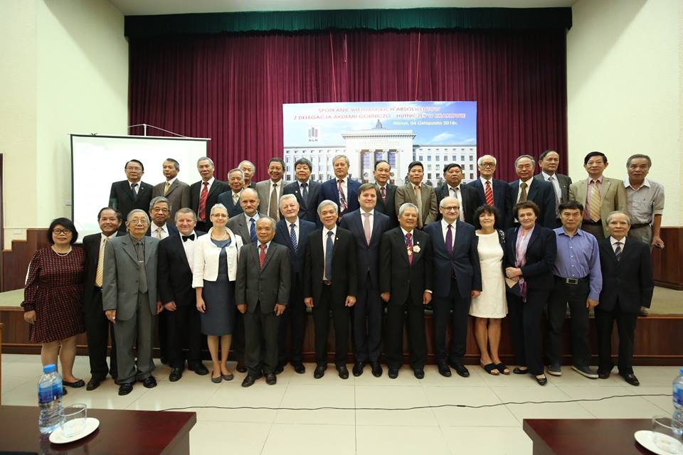 Giao lưu hữu nghị nhân 100 năm Ngày độc lập Ba Lan giao luu huu nghi nhan 100 nam ngay doc lap ba lan