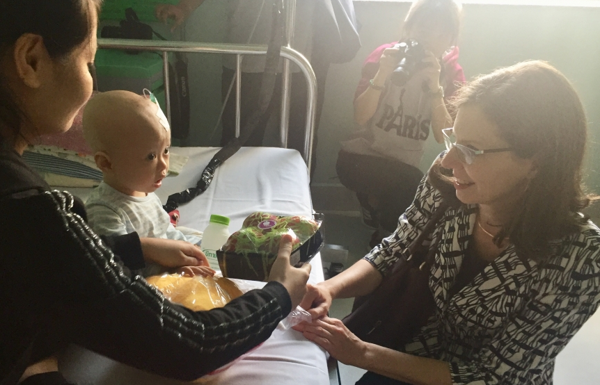 Đại sứ Canada đến thăm các bệnh nhân nhi Việt Nam