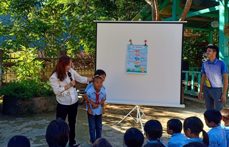 Dạy trẻ em miền núi kỹ năng tự bảo vệ mình