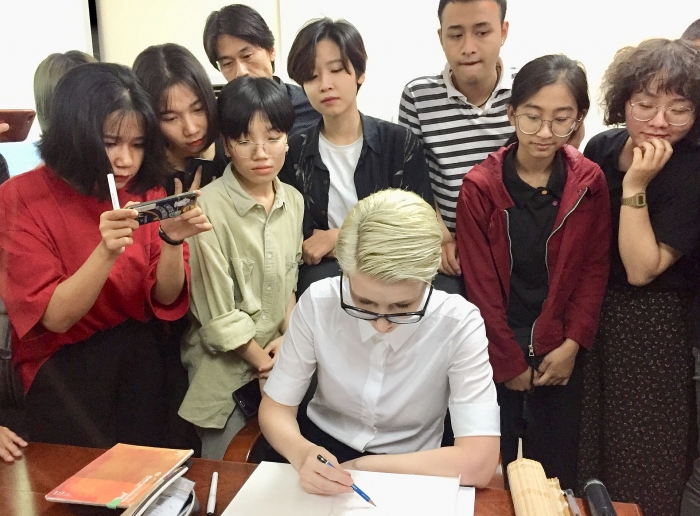 Nữ họa sĩ minh họa nổi tiếng Canada giao lưu tại Việt Nam nu hoa si minh hoa noi tieng canada giao luu tai viet nam