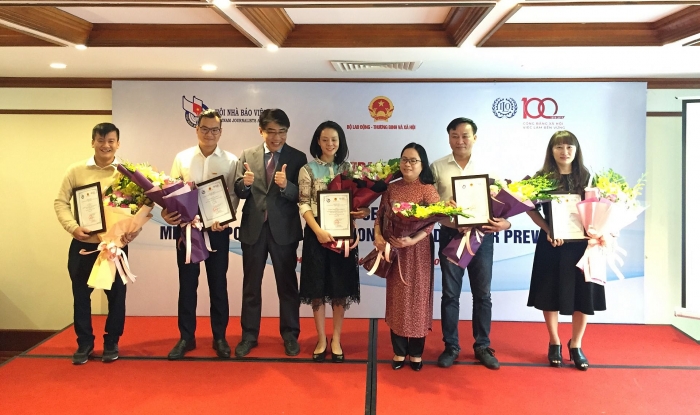 Tôn vinh các tác phẩm báo chí viết về phòng ngừa lao động trẻ em ton vinh cac tac pham bao chi viet ve phong ngua lao dong tre em