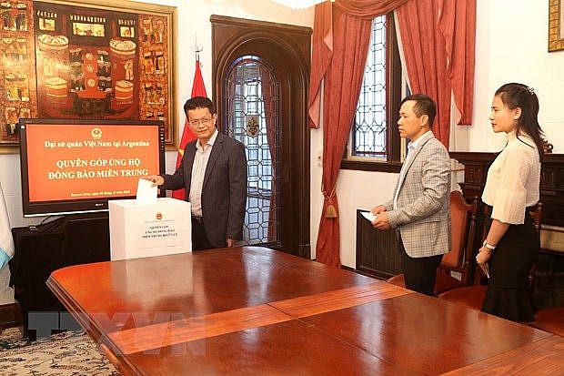 Đại sứ quán Việt Nam ở Argentina quyên góp ủng hộ đồng bào miền Trung