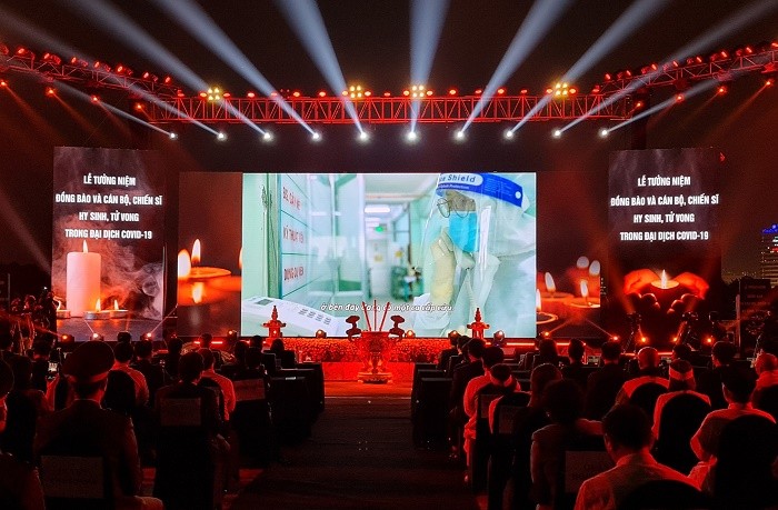 Xúc động Lễ tưởng niệm đồng bào và cán bộ, chiến sĩ hy sinh, tử vong trong đại dịch Covid-19 Xúc động Lễ tưởng niệm đồng bào và cán bộ, chiến sĩ hy sinh, tử vong trong đại dịch Covid-19