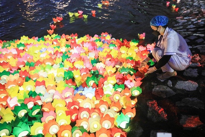 Xúc động Lễ tưởng niệm đồng bào và cán bộ, chiến sĩ hy sinh, tử vong trong đại dịch Covid-19 Xúc động Lễ tưởng niệm đồng bào và cán bộ, chiến sĩ hy sinh, tử vong trong đại dịch Covid-19