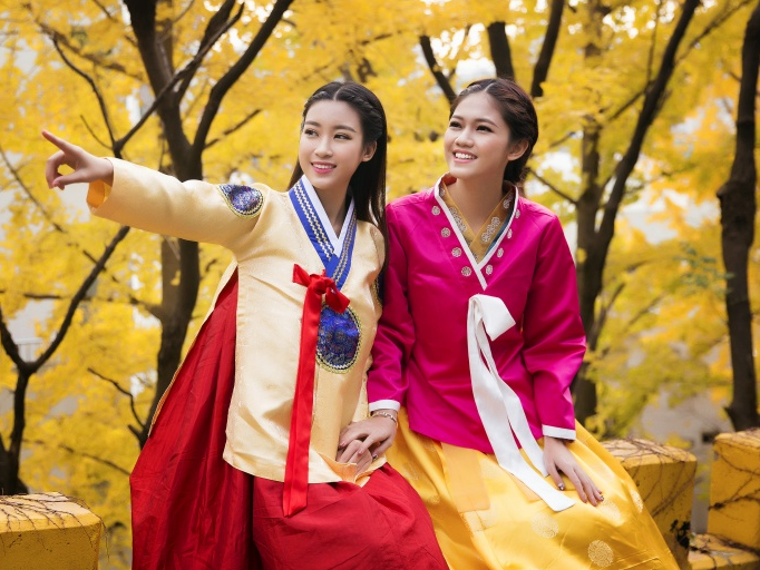 Mỹ Linh và Thanh Tú khác lạ tại Busan