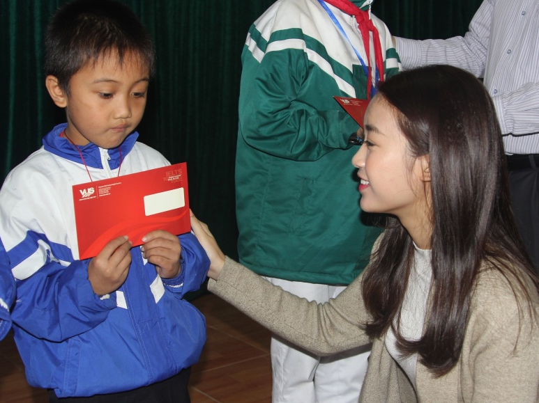 Hoa hậu Mỹ Linh mang niềm vui đến cho học sinh vùng lũ