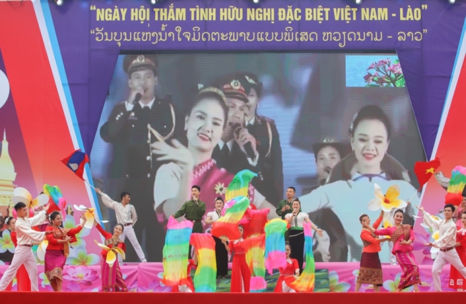 Nồng ấm Ngày hội "Thắm tình hữu nghị đặc biệt Việt Nam - Lào" nong am ngay hoi tham tinh huu nghi dac biet viet nam lao