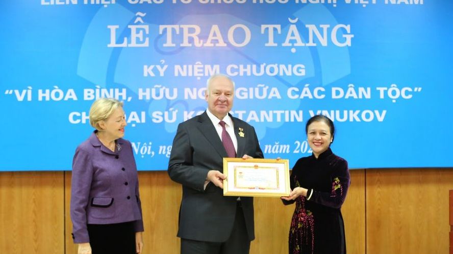Trao tặng Kỷ niệm chương Vì hòa bình, hữu nghị giữa các dân tộc cho Đại sứ Nga Konstantin Vnukov
