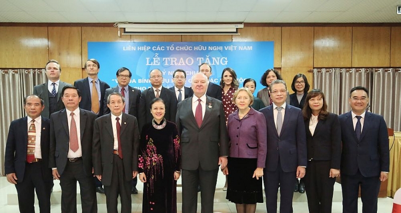 Trao tặng Kỷ niệm chương Vì hòa bình, hữu nghị giữa các dân tộc cho Đại sứ Nga Konstantin Vnukov