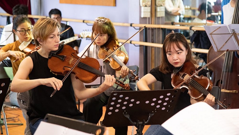 Thưởng thức hòa nhạc dân gian hòa quyện cùng jazz và dàn dây Táo bạo và độc đáo với nhạc dân gian hòa quyện cùng nhạc jazz, dàn dây và kèn đồng