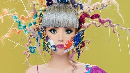 Siêu mẫu gốc Việt Jessica Minh Anh khoe sắc cùng chiếc khẩu trang chống biến đổi khí hậu