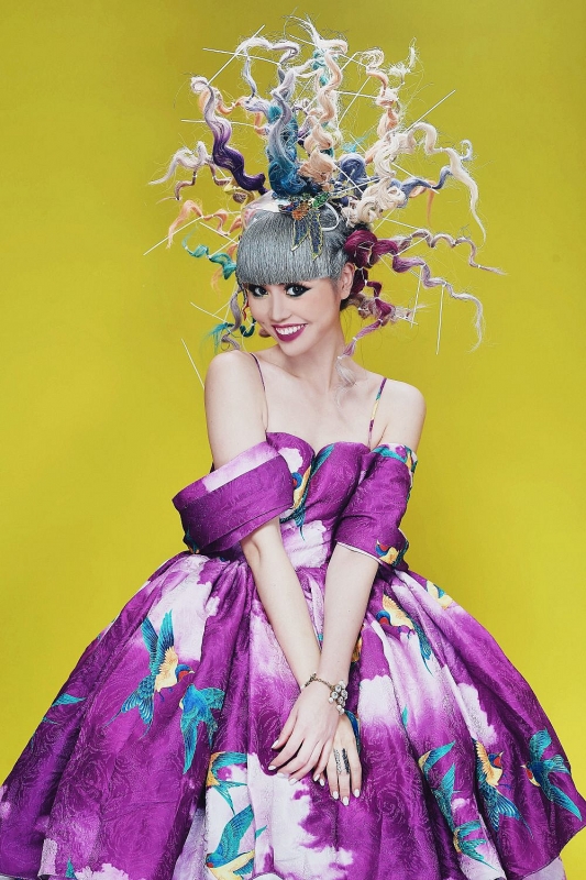 Siêu mẫu gốc Việt Jessica Minh Anh khoe sắc cùng chiếc khẩu trang chống biến đổi khí hậu