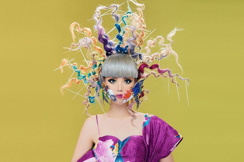 Siêu mẫu gốc Việt Jessica Minh Anh khoe sắc cùng chiếc khẩu trang chống biến đổi khí hậu