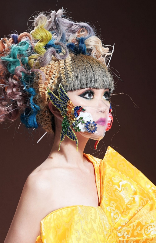 Siêu mẫu gốc Việt Jessica Minh Anh khoe sắc cùng chiếc khẩu trang chống biến đổi khí hậu