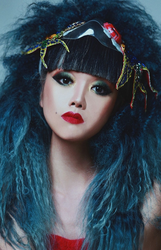 Siêu mẫu gốc Việt Jessica Minh Anh khoe sắc cùng chiếc khẩu trang chống biến đổi khí hậu