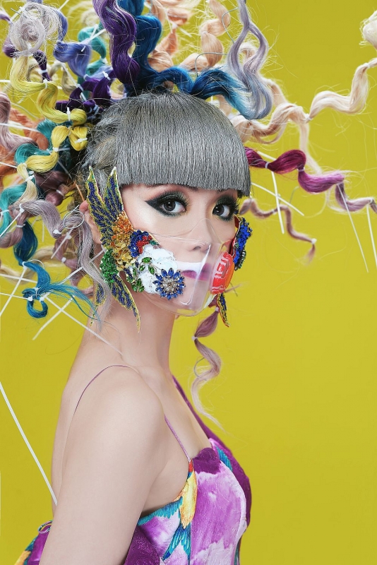 Siêu mẫu gốc Việt Jessica Minh Anh khoe sắc cùng chiếc khẩu trang chống biến đổi khí hậu