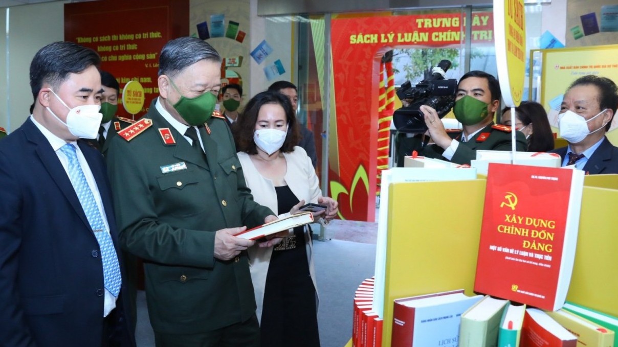 Giới thiệu sách Những điểm mới về an ninh quốc gia trong Văn kiện Đại hội XIII của Đảng