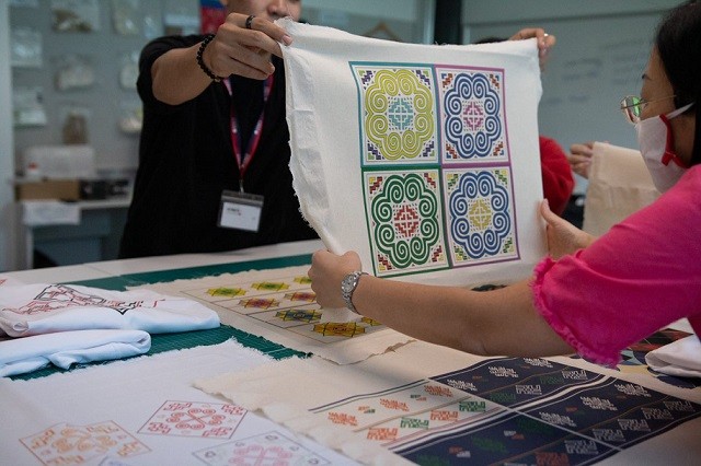 Triển lãm Gạch nối và những sáng tạo từ văn hóa dệt thổ cẩm Triển lãm Gạch nối và những sáng tạo từ văn hóa dệt thổ cẩm