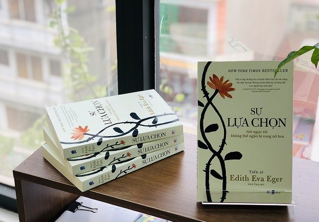 Cuốn hồi ký xuất sắc với thông điệp về chữa lành cuộc đời Edith Eger và cuốn hồi ký với thông điệp chữa lành cuộc đời