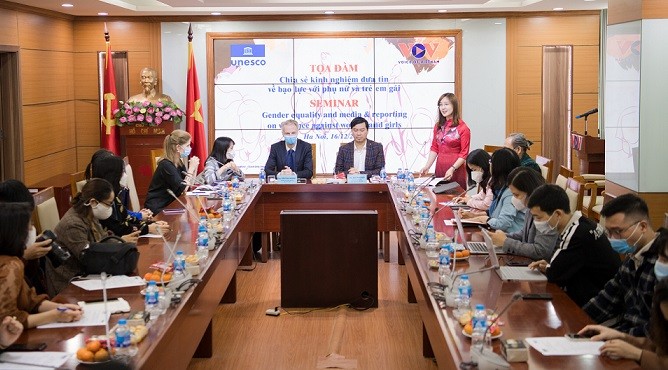 Chia sẻ kinh nghiệm đưa tin về bạo lực đối với phụ nữ và trẻ em gái