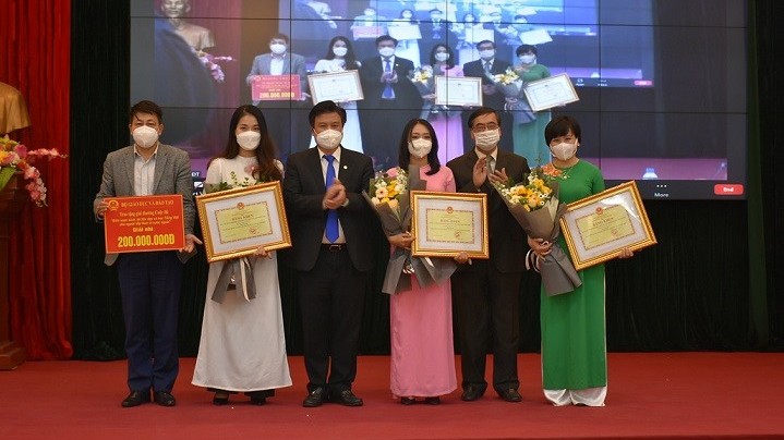 Trao giải Cuộc thi Biên soạn sách, tài liệu dạy và học tiếng Việt cho người Việt Nam ở nước ngoài