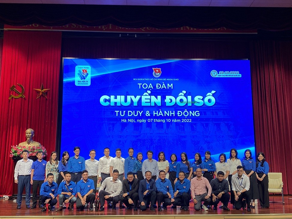 Các đại biểu chụp ảnh lưu niệm sau khi bế mạc Tọa đàm. (Ảnh: Đăng Tô)