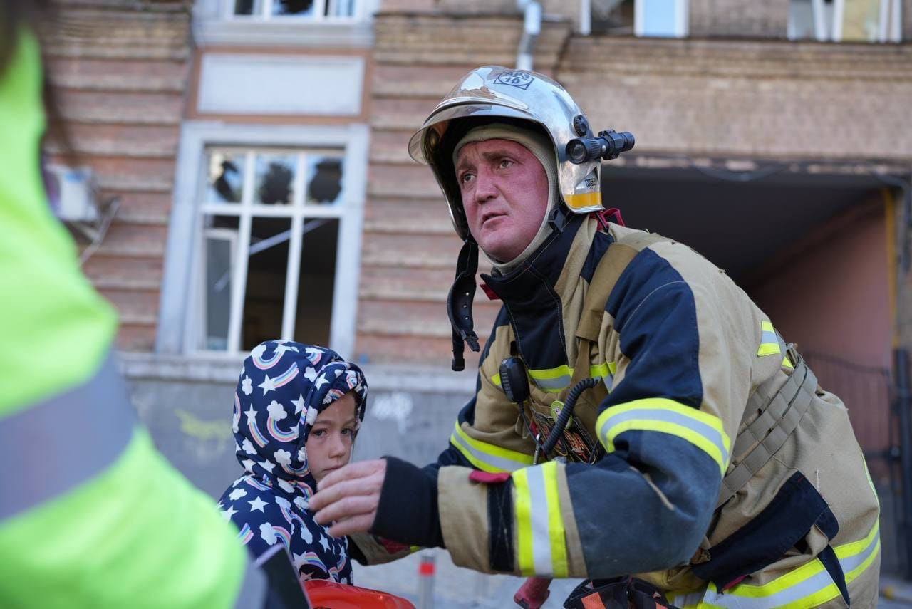 Những hình ảnh tại hiện trường sau vụ tấn công bằng tên lửa tại Kiev