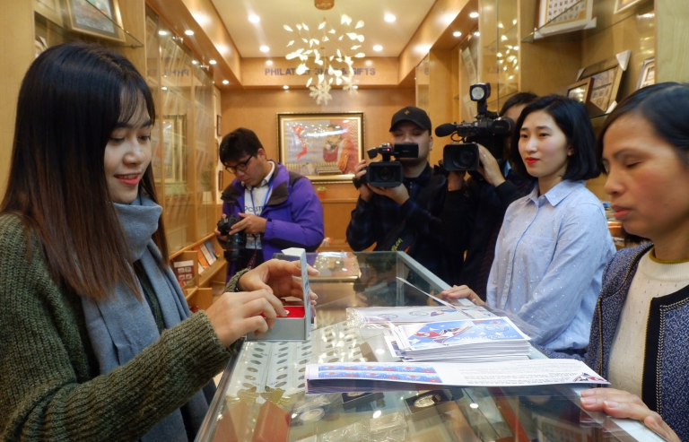 Người dân Hà Nội hồ hởi mua đồng xu kỷ niệm Hội nghị thượng đỉnh Mỹ - Triều