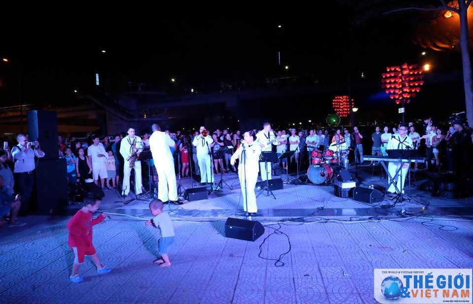 Người Đà Nẵng hào hứng xem ban nhạc Hải quân Mỹ biểu diễn