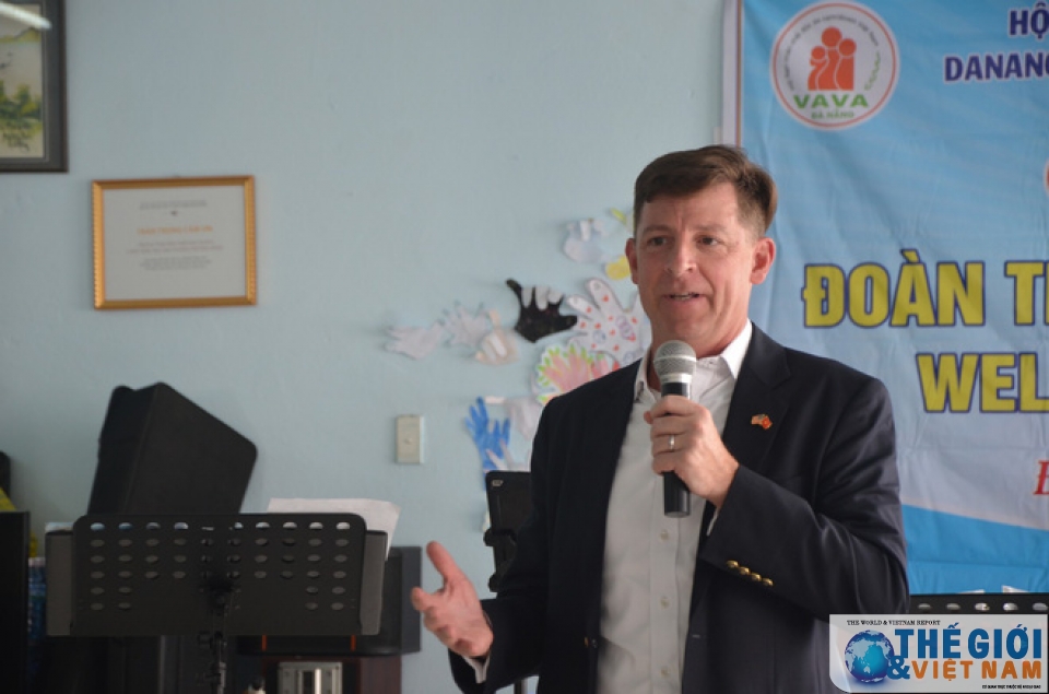 thuy thu tau uss carl vinson giao luu voi cac nan nhan chat doc da camdioxin