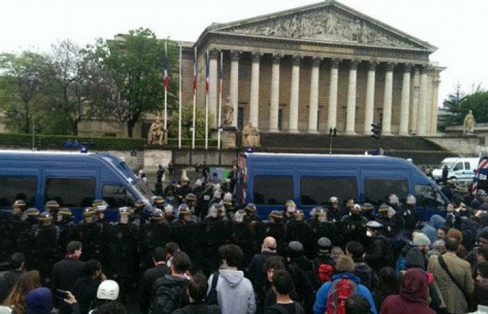 Chính phủ Pháp thoát hiểm trong gang tấc