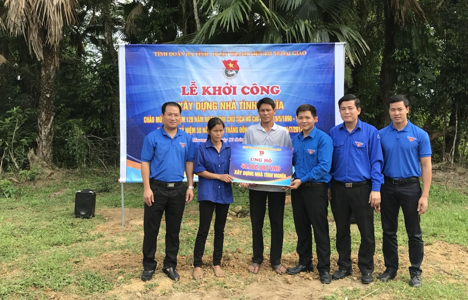 Đoàn thanh niên Bộ Ngoại giao quyên góp xây dựng nhà tình nghĩa ở Hà Tĩnh