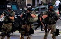 lau nam goc se khoe suc manh quan su toi tan nhat the gioi voi man trinh dien dang kinh ngac