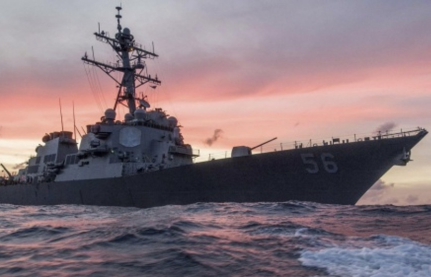 Tàu chiến Mỹ va chạm với tàu thương mại gần Singapore