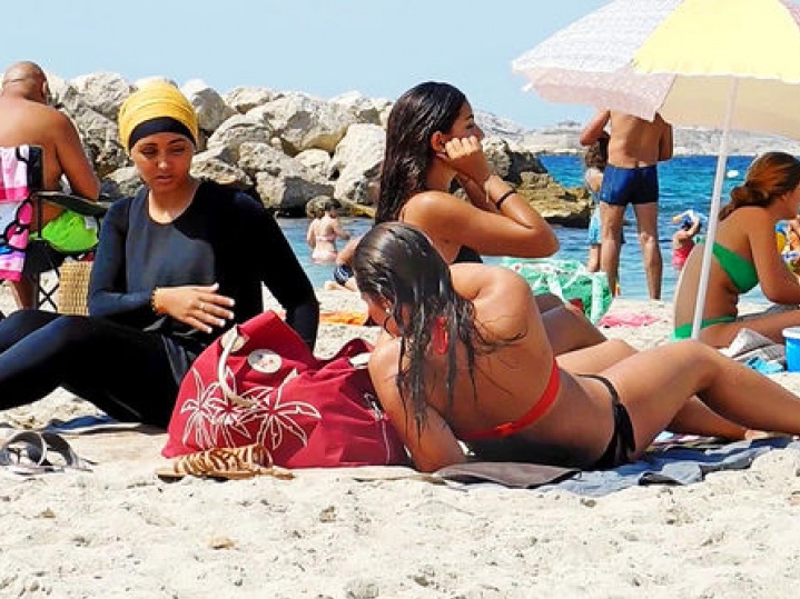 Burkini và nền “chính trị bản sắc” ở Pháp