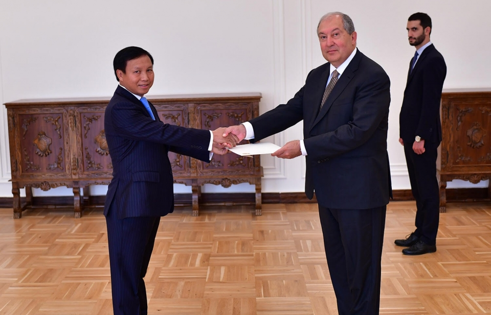 Đại sứ Ngô Đức Mạnh trình Quốc thư lên Tổng thống Armenia