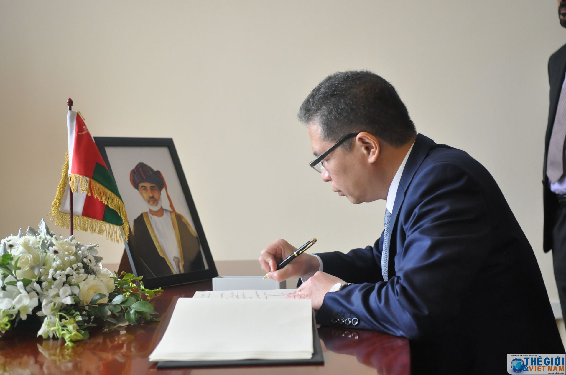 thu truong ngoai giao dang minh khoi ghi so tang vieng quoc vuong oman qaboos bin said