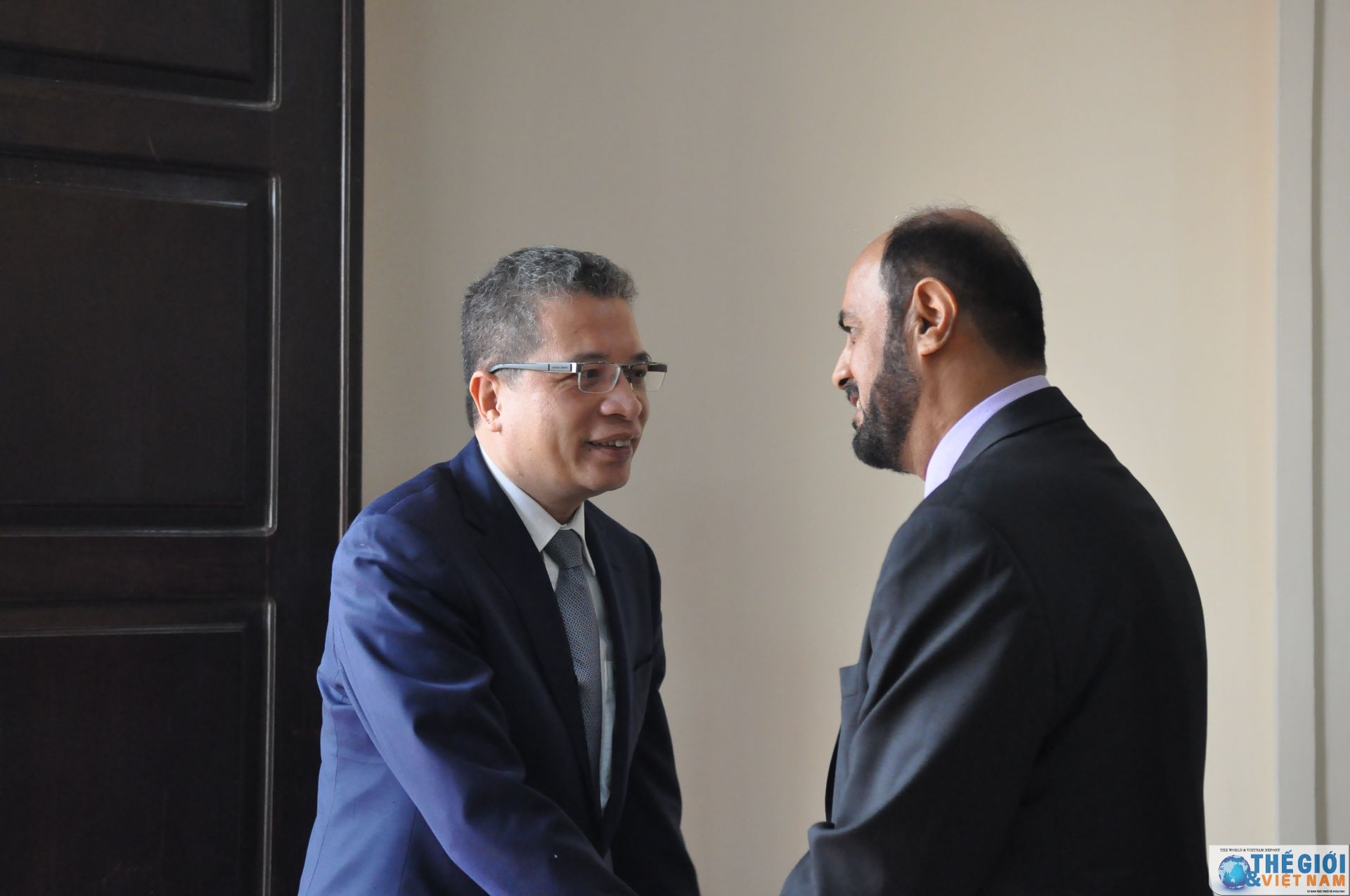 thu truong ngoai giao dang minh khoi ghi so tang vieng quoc vuong oman qaboos bin said