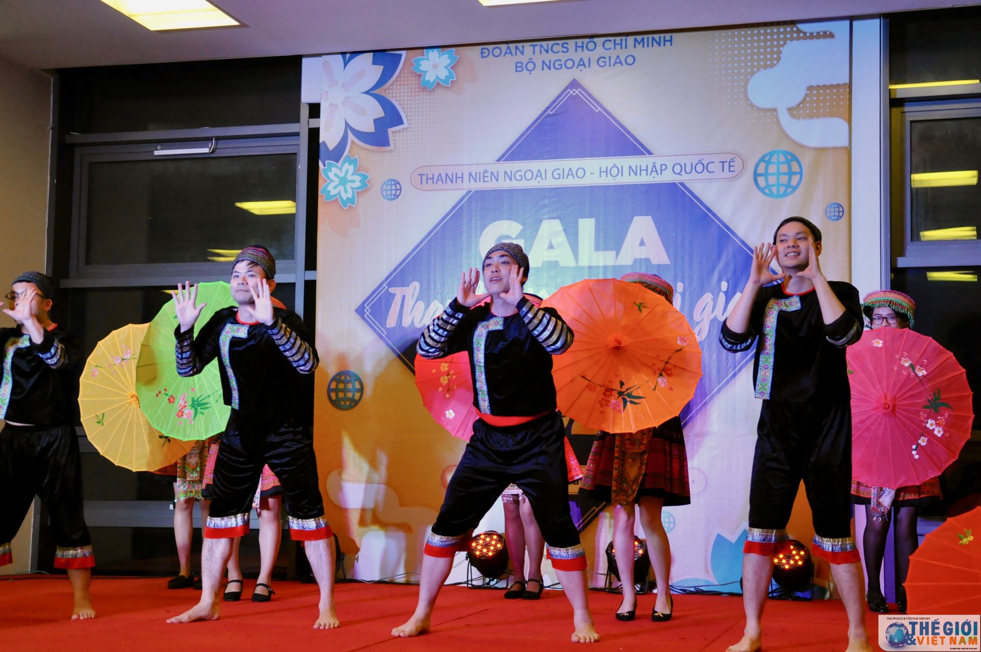 thanh nien ngoai giao han hoan don nam moi tai gala chao xuan 2020