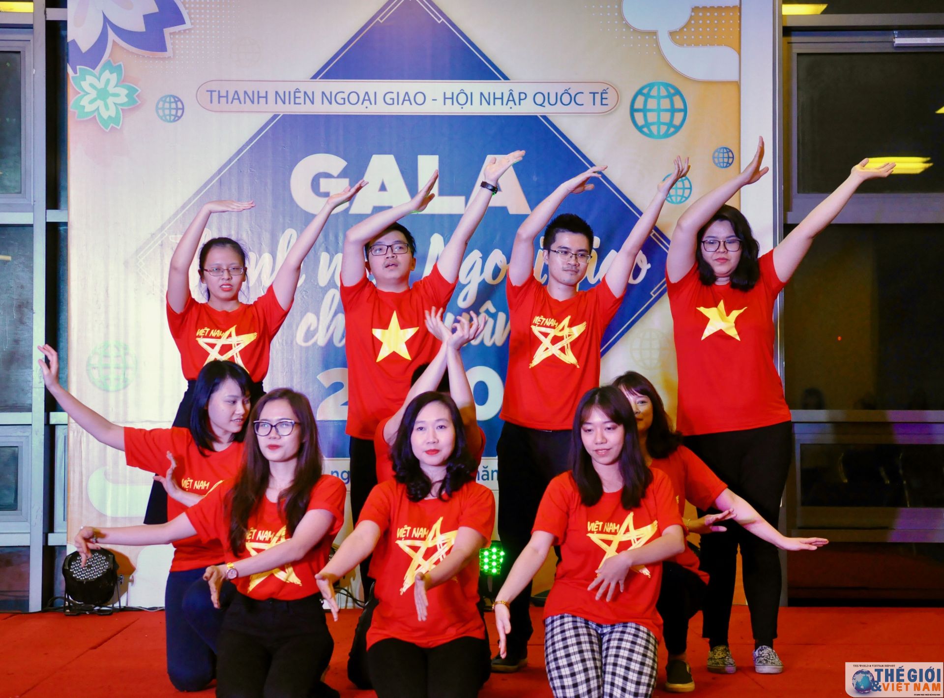 thanh nien ngoai giao han hoan don nam moi tai gala chao xuan 2020