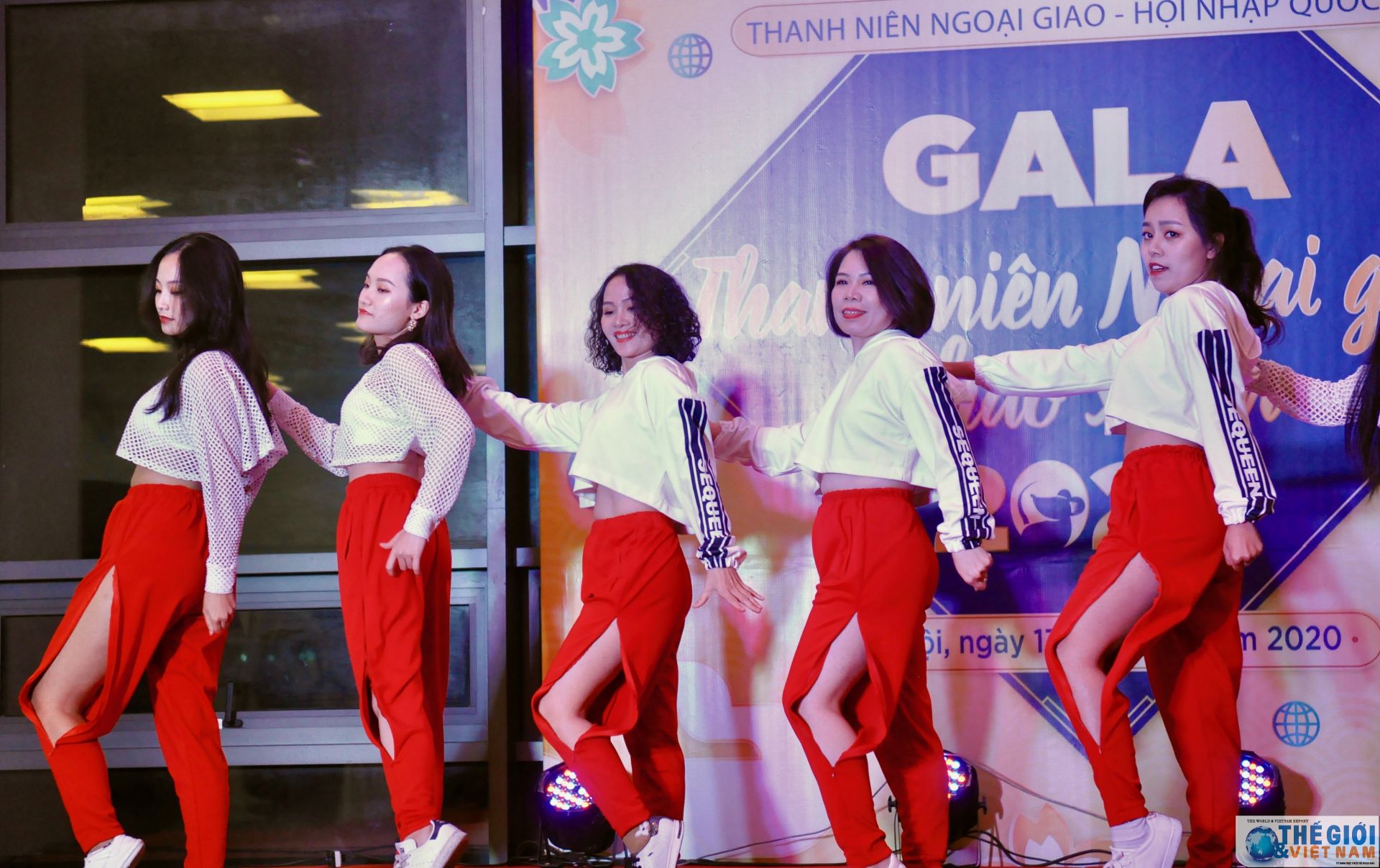 thanh nien ngoai giao han hoan don nam moi tai gala chao xuan 2020