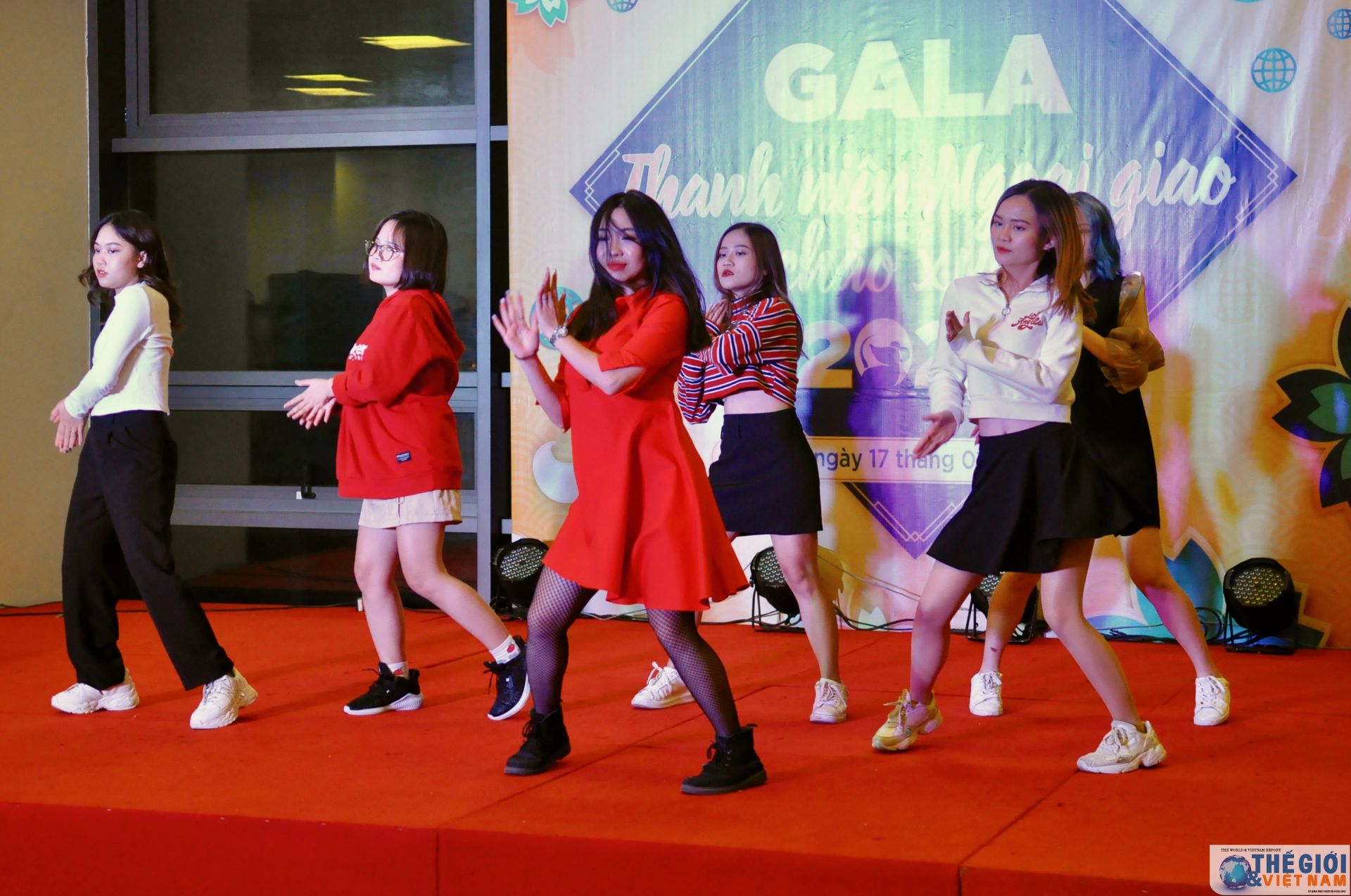 thanh nien ngoai giao han hoan don nam moi tai gala chao xuan 2020