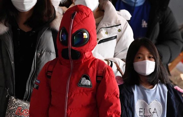 Người Trung Quốc đội chai nhựa, trùm túi nilon... để tự bảo vệ khỏi virus corona