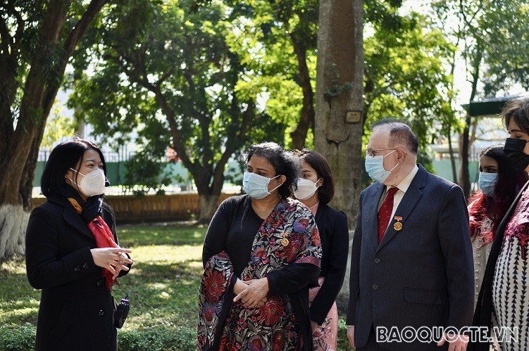 Đại sứ Pakistan tại Việt Nam đặt vòng hoa và vào Lăng viếng Chủ tịch Hồ Chí Minh