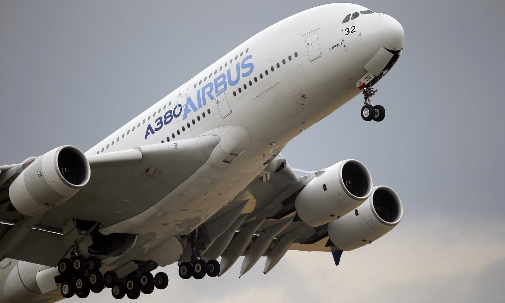 Airbus sẽ tránh được nguy cơ bị truy tố hình sự khi trả khoản phí dàn xếp lên tới 4 tỷ USD cho Anh, Pháp và Mỹ. (Nguồn: AP) 2947-5184